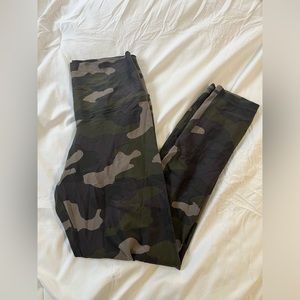 Aerie Offline Camo Leggings 
Size Large